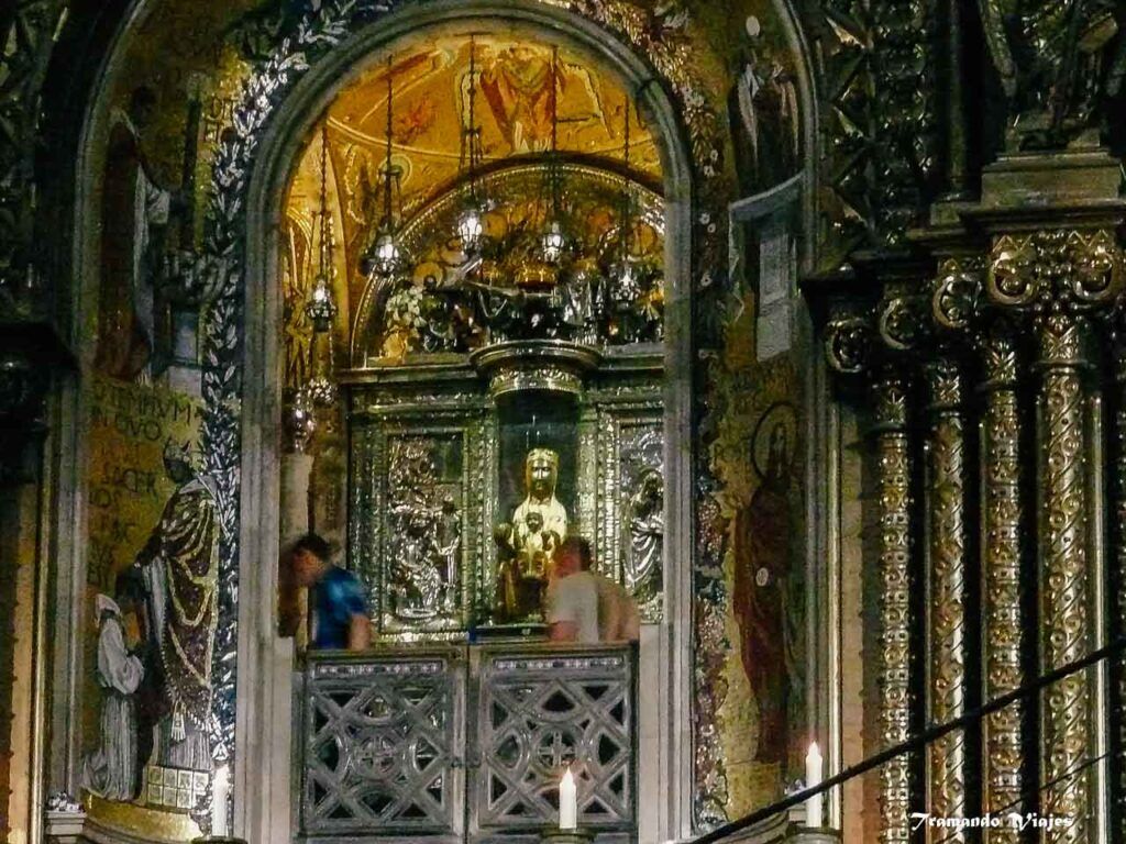 La Moreneta, Virgen de Montserrat, en su camarín