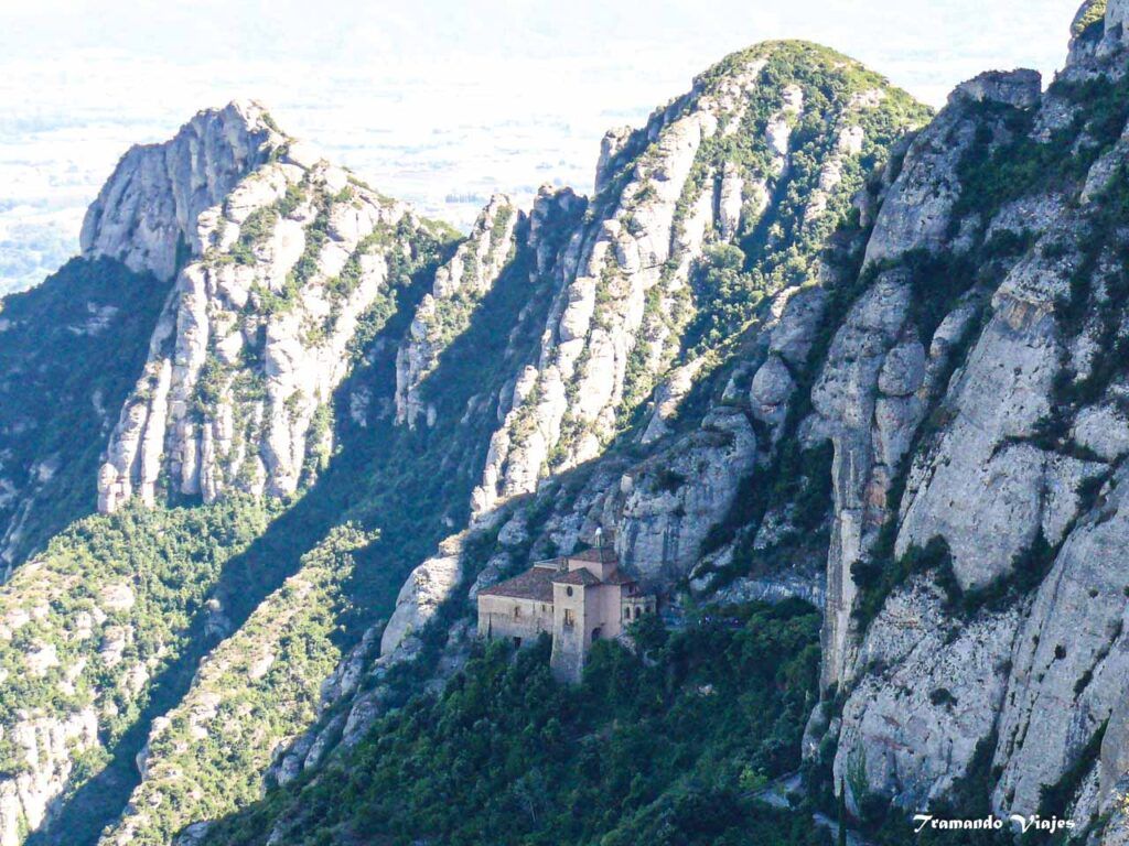 Santa Cova de Montserrat construida en la ladera de la montaña
