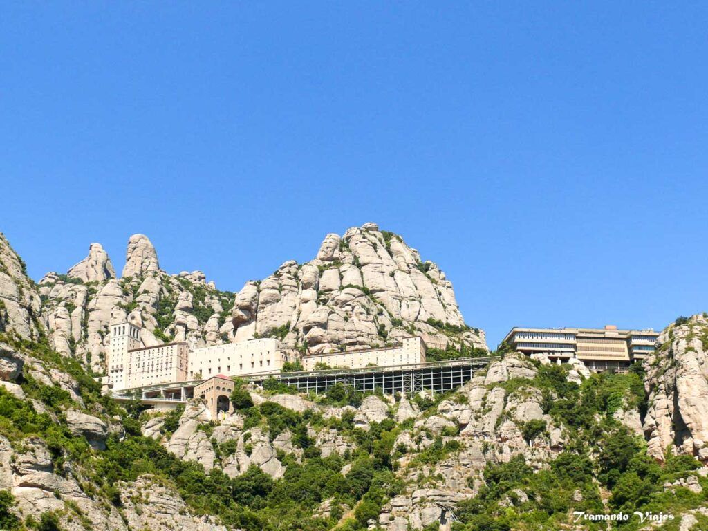 Monasterio de Santa María de Montserrat entre las formaciones rocosas
