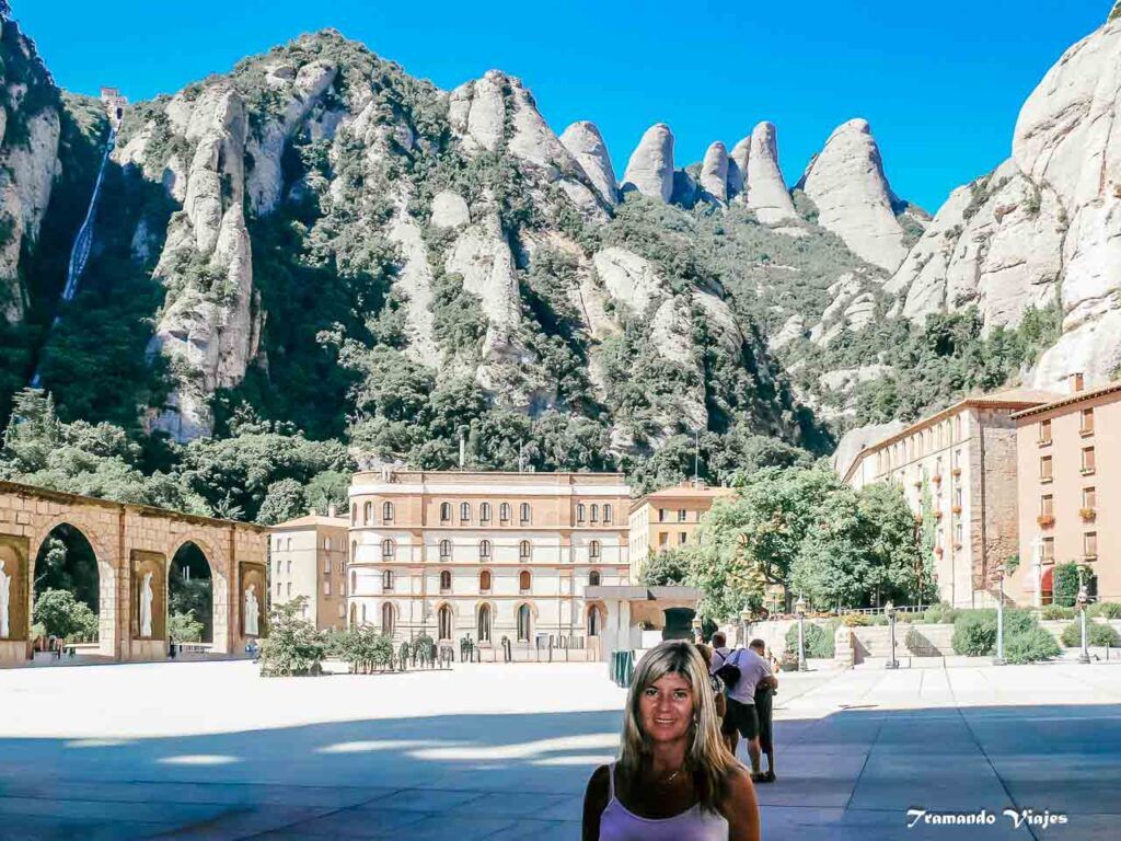 Plaza de Santa María y montaña de Montserrat