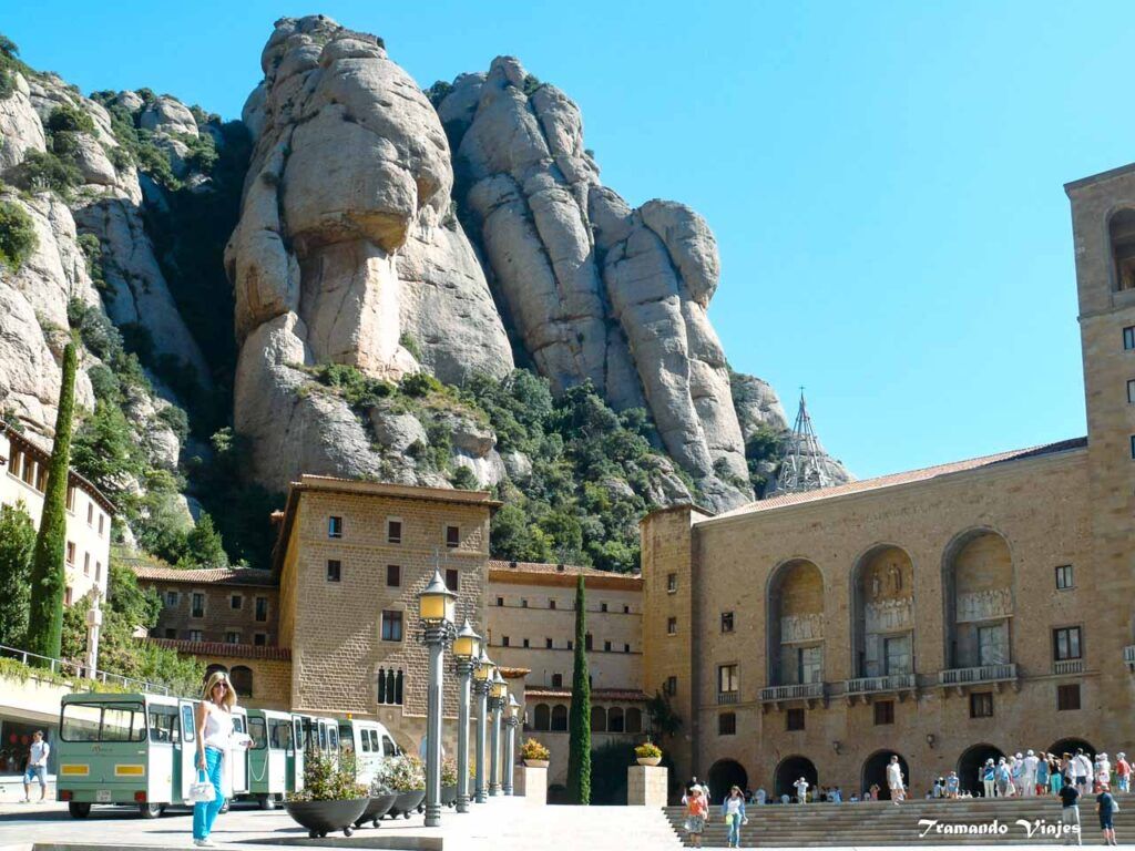 Monasterio de Montserrat y las montañas que rodean el santuario