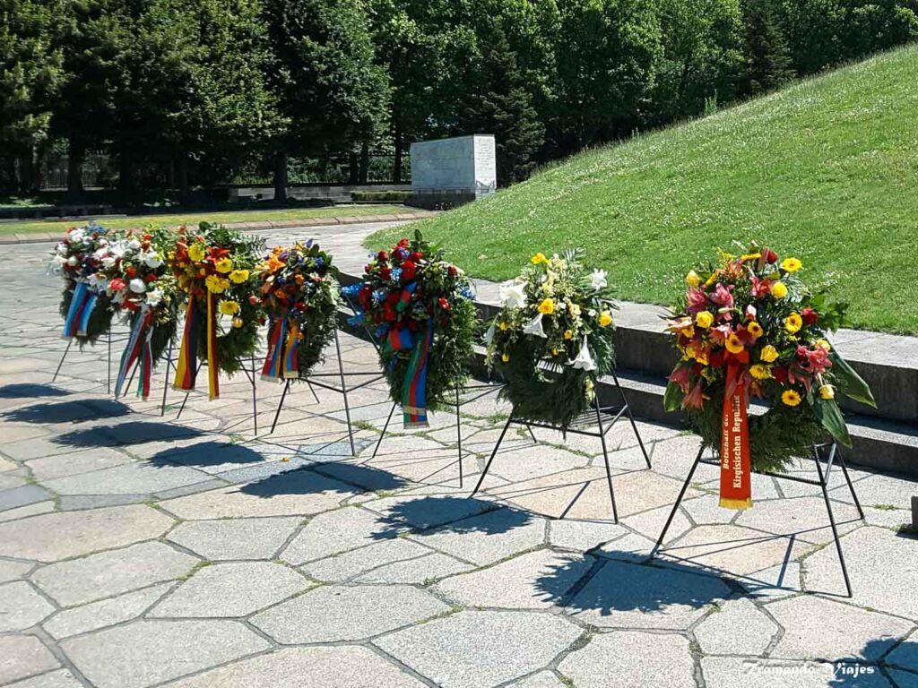 Banderas de granito y soldados arrodillados del Memorial Soviético