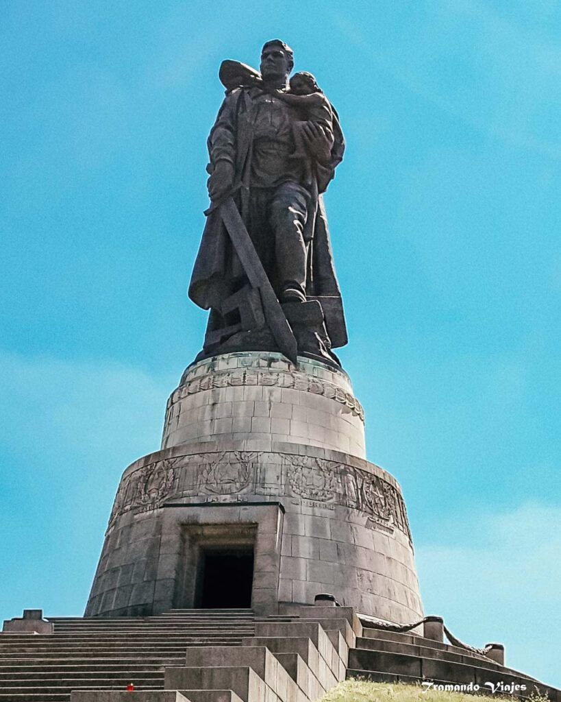 Estatua del Soldado Libertador en Treptower Park, Berlín