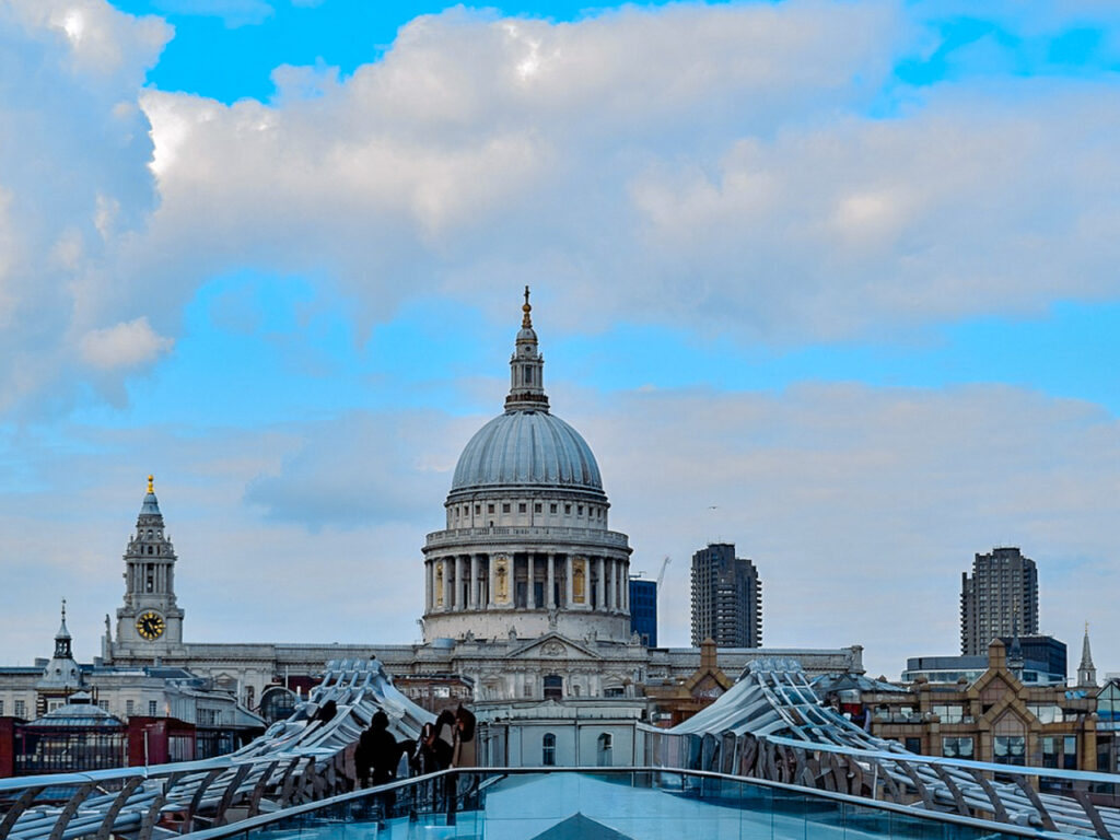 Saint Paul Cathedral en Londres desde el Millennium Bridge