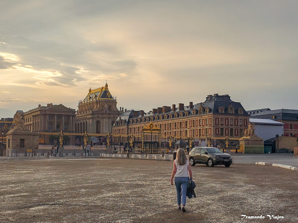 Entrada del Palacio de Versailles al atardecer