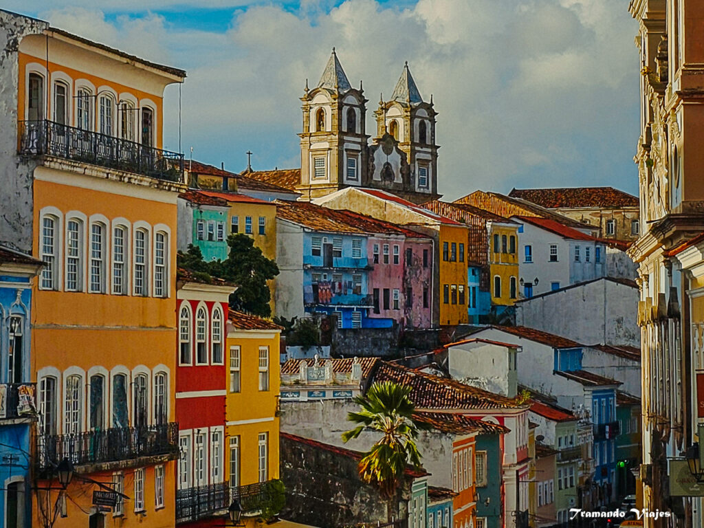 Pelourinho en Salvador de Bahía con casas coloniales de colores
