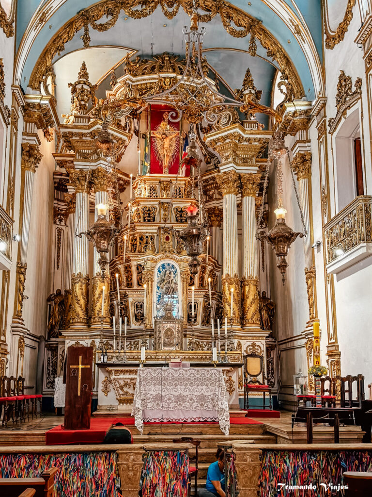 Interior de la iglesia de Bonfim con altar dorado en Salvador