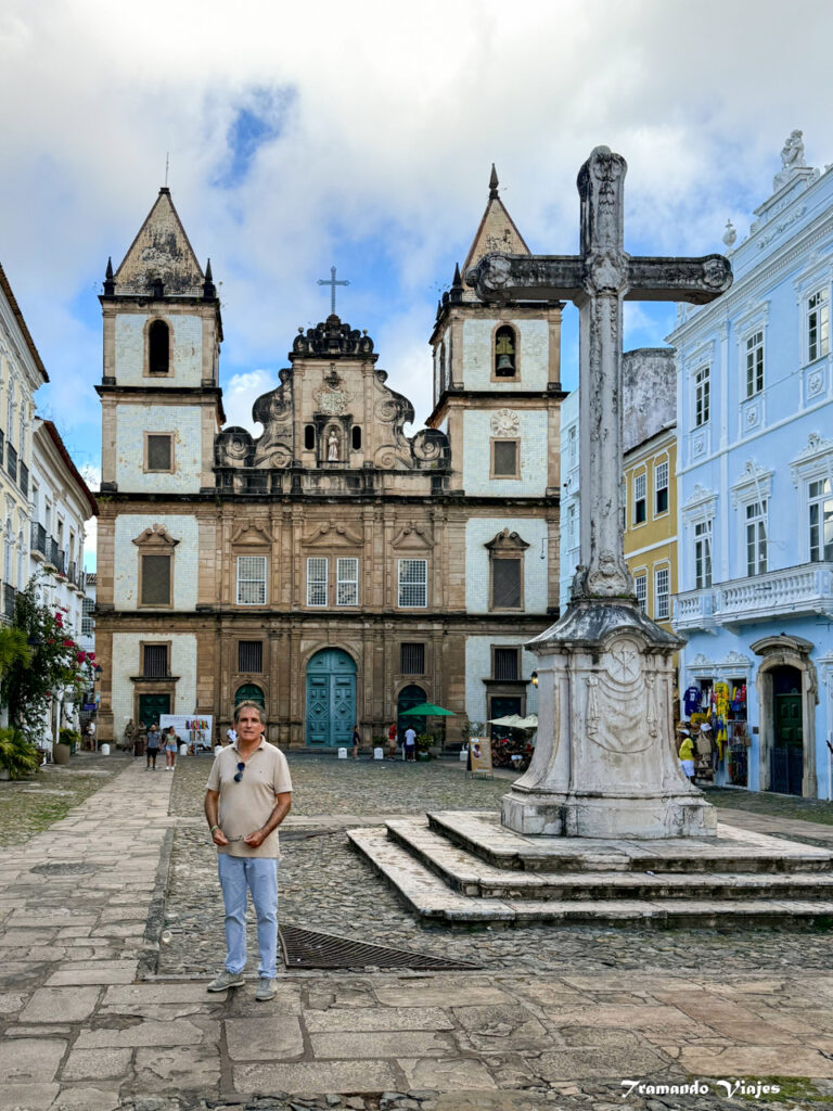 Plaza con cruz frente a la iglesia de San Francisco en Salvador