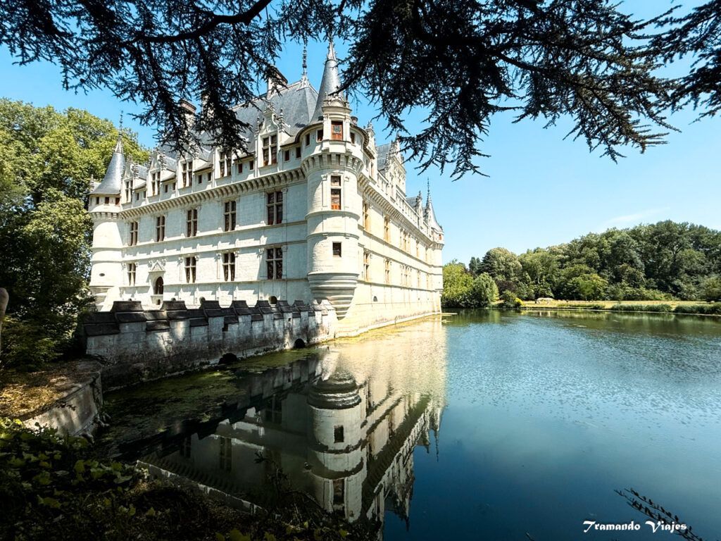 Castillo de Azay-le-Rideau reflejado en las aguas del río Indre