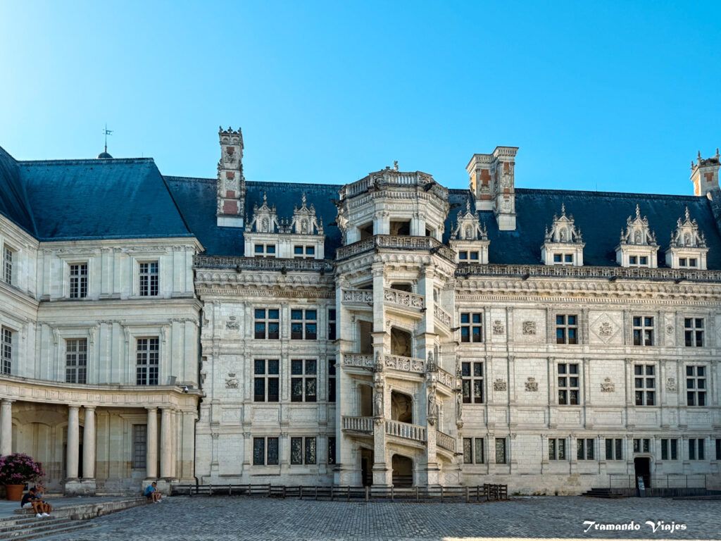 Patio interior del Castillo Real de Blois con la escalera de Francisco I