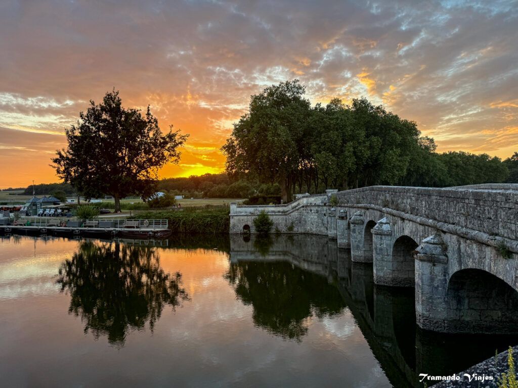 Puente histórico de Beaugency sobre el río Loira al atardecer
