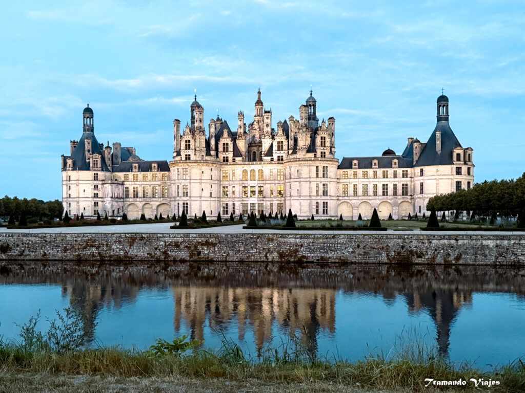 Castillo de Chambord reflejado en el agua al atardecer en el Valle del Loira