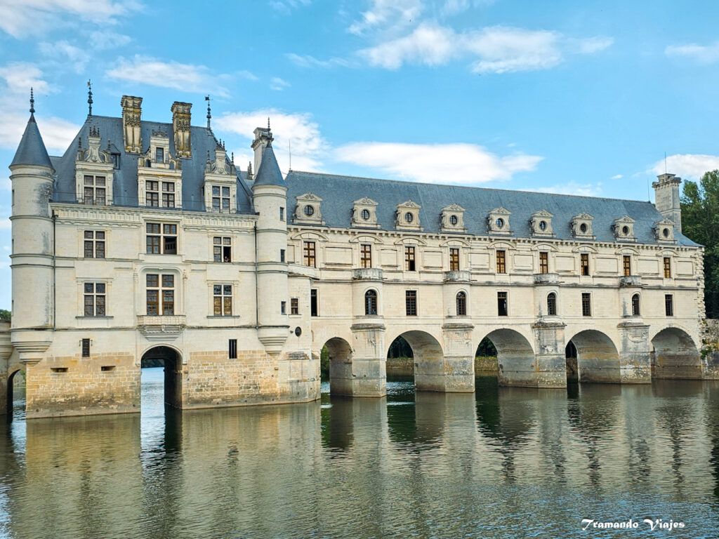 Castillo de Chenonceau contemplado entre los árboles junto al río Cher