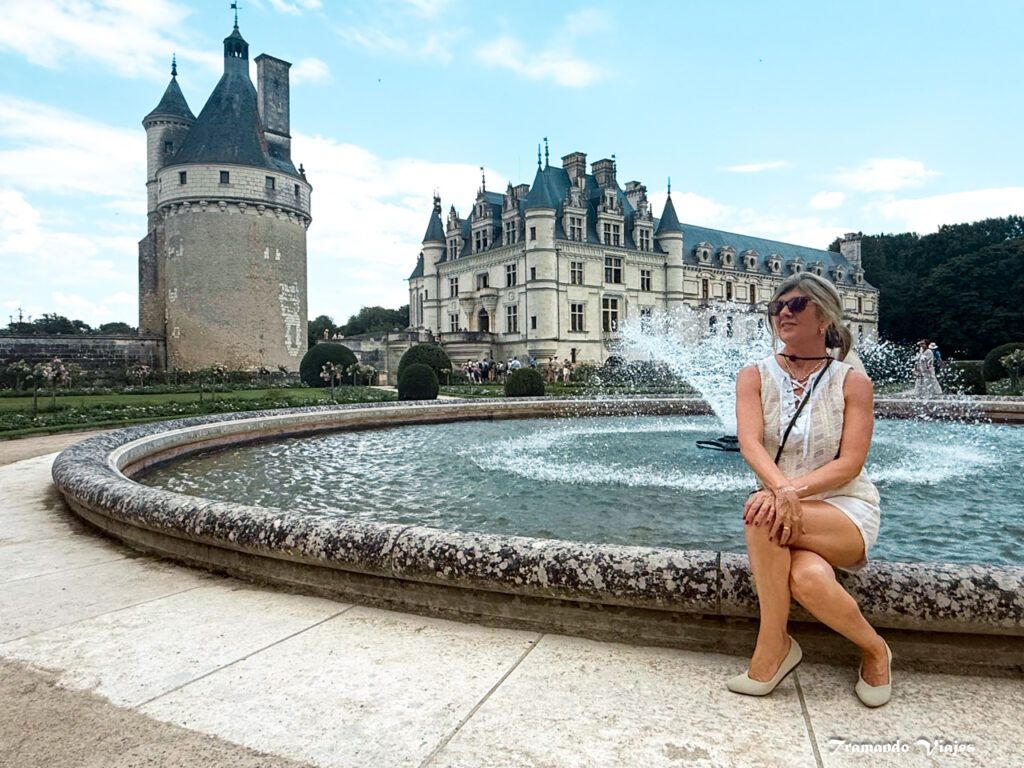Florencia frente al Castillo de Chenonceau durante un viaje por el Valle del Loira
