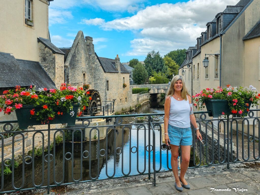 Centro histórico de Bayeux junto al río Aure