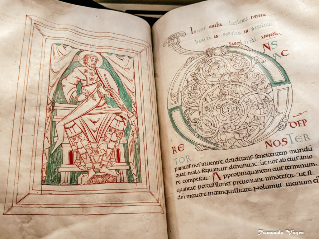 Manuscritos medievales expuestos en el Scriptorial de Avranches