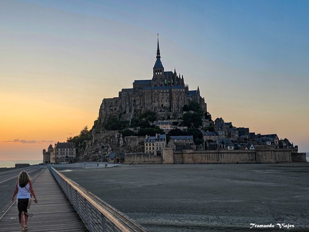 Abadía del Mont-Saint-Michel al atardecer
