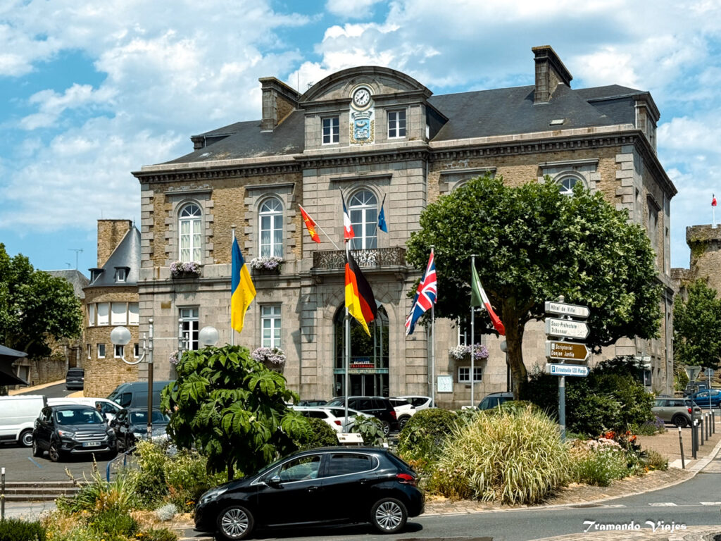 Vista de Avranches, la ciudad histórica que mira hacia el Mont-Saint-Michel