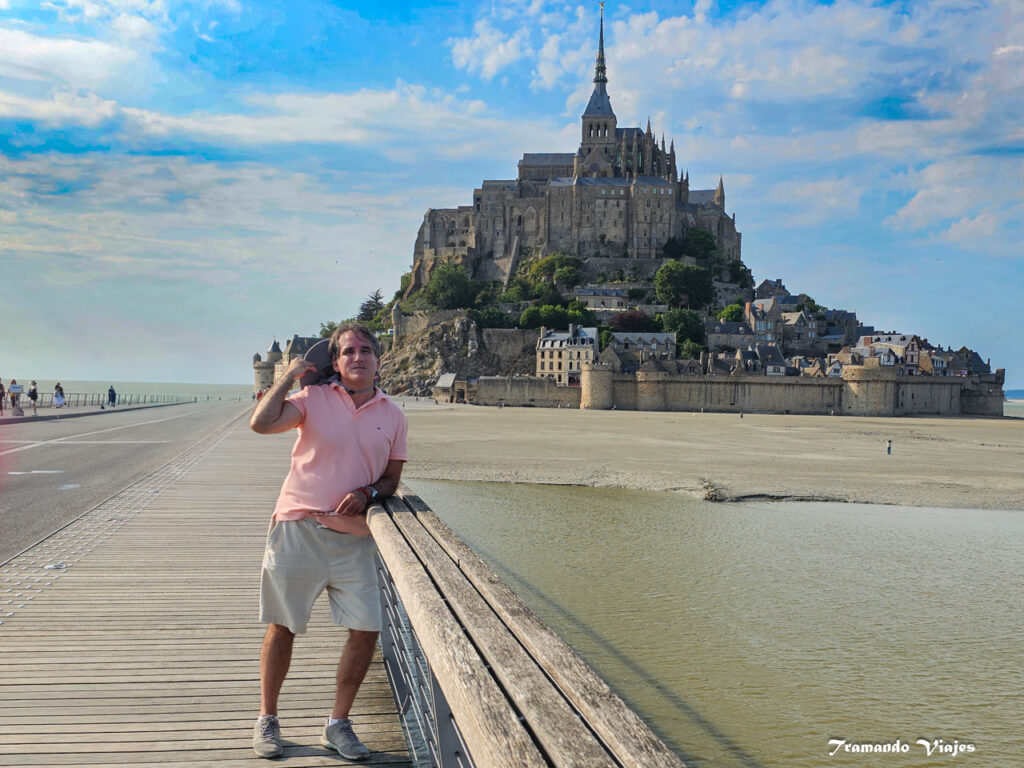 Vista panorámica del Mont-Saint-Michel rodeado por la bahía durante la marea baja
