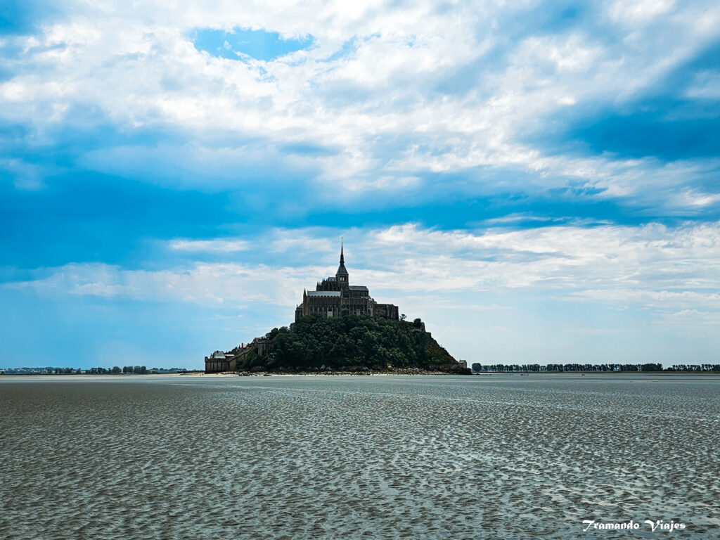 Vista panorámica del Mont-Saint-Michel rodeado por la bahía durante la marea baja