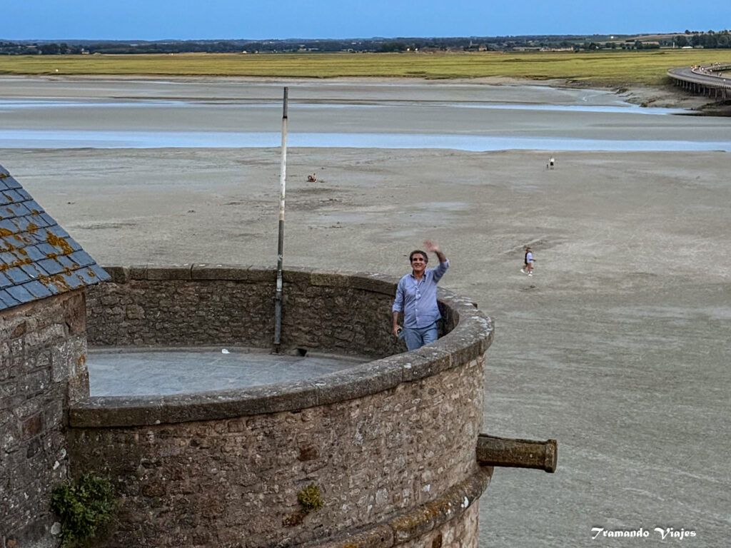 Murallas medievales del Mont-Saint-Michel con vistas a la bahía de Normandía