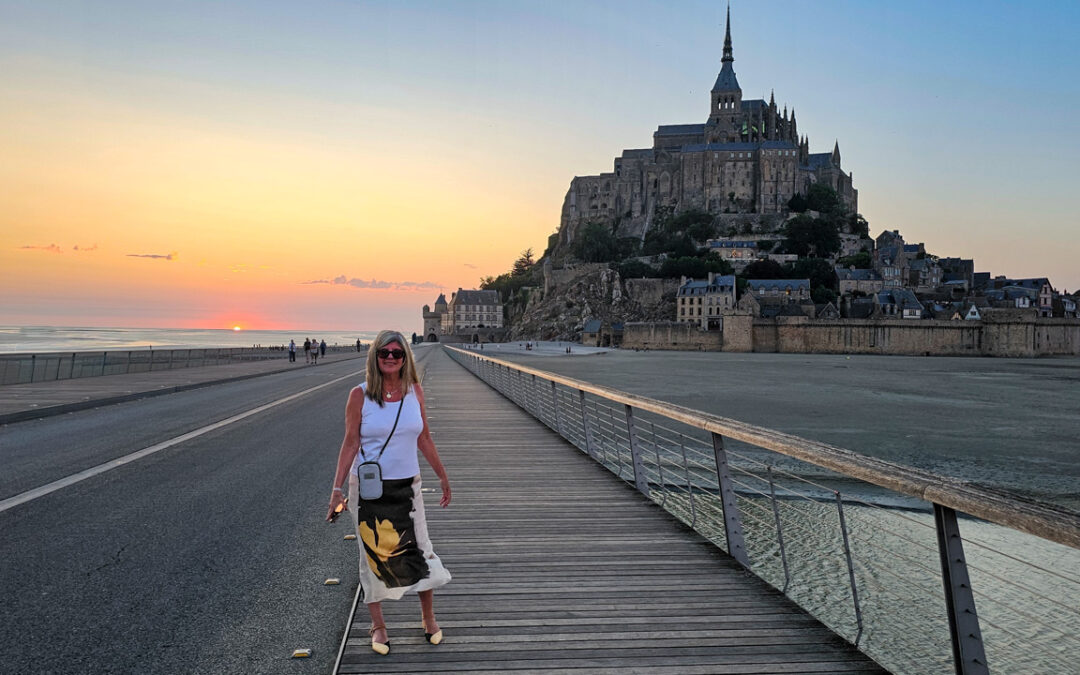 Mont-Saint-Michel al atardecer visto desde la pasarela
