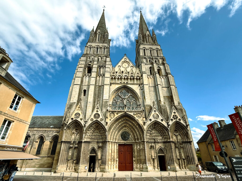 Fachada de la Catedral de Notre-Dame de Bayeux