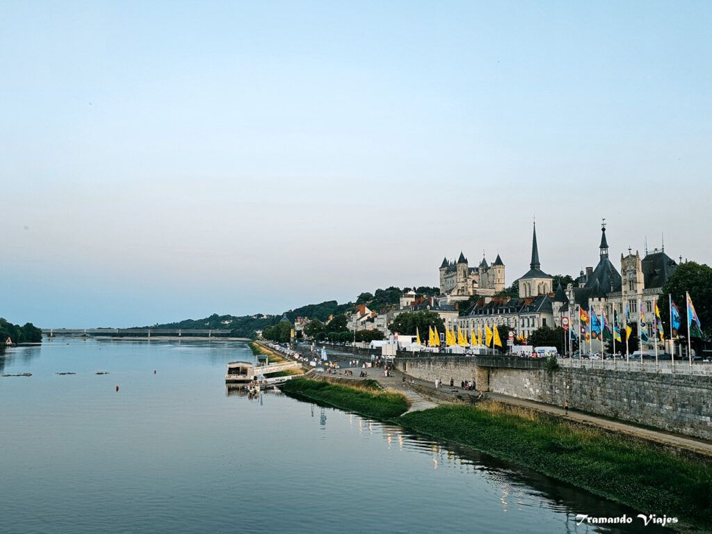 Vista panorámica de Saumur y el río Loira al atardecer