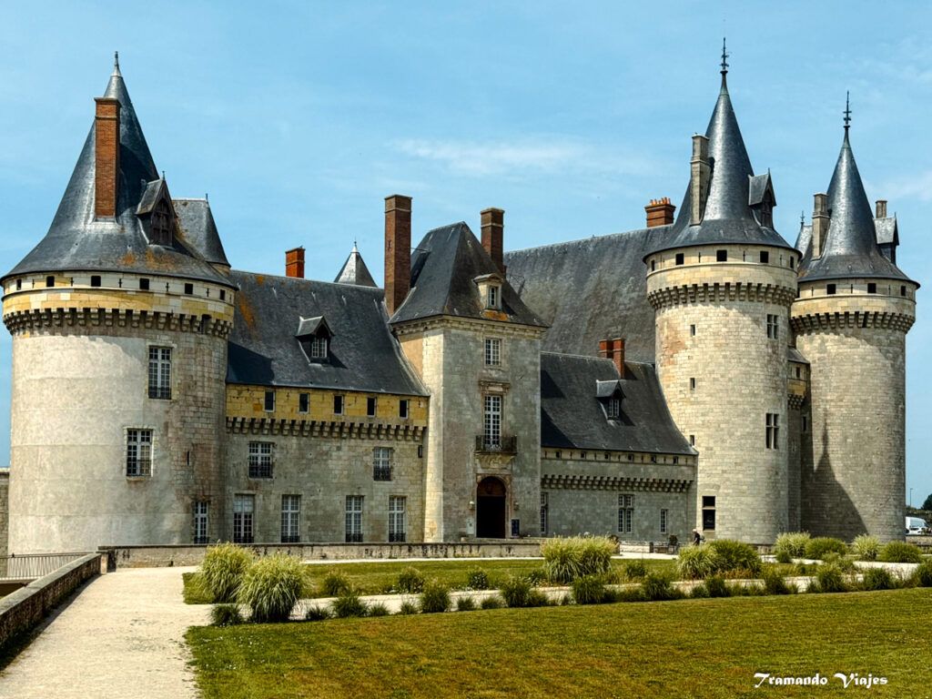 Fachada y torres del Castillo de Sully-sur-Loire en Francia