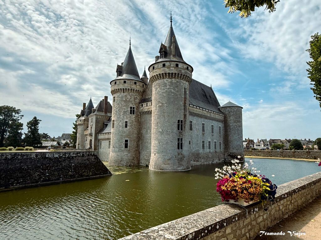 Castillo de Sully-sur-Loire rodeado por su foso en el Valle del Loira