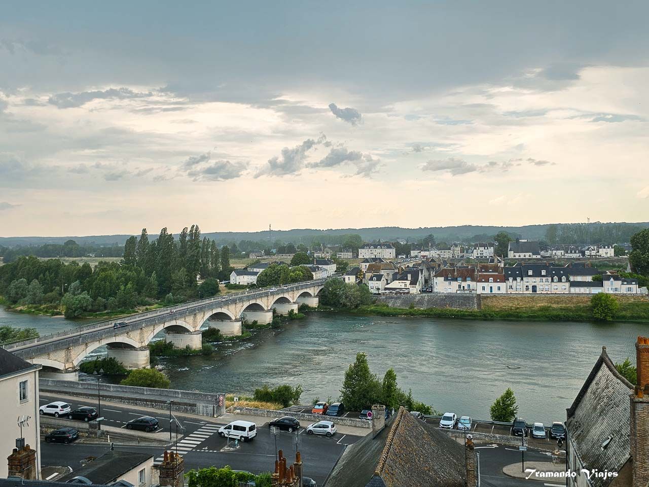 Vista del río Loira y el puente de Amboise desde las terrazas del castillo