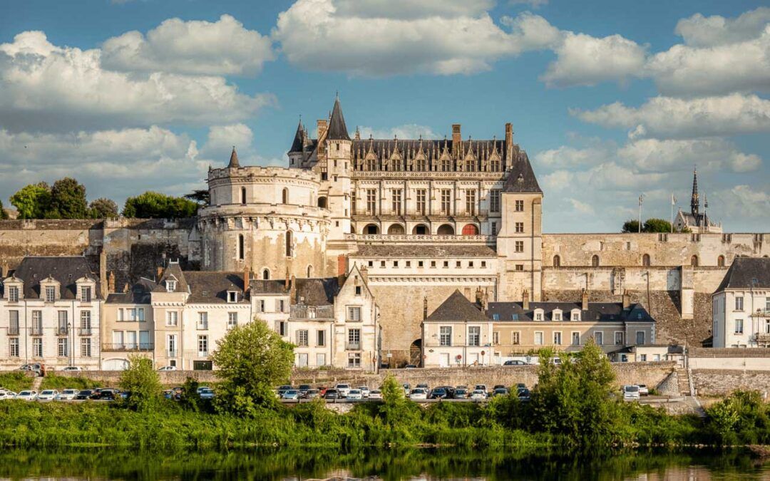 Vista panorámica del Castillo Real de Amboise desde la orilla del río Loira