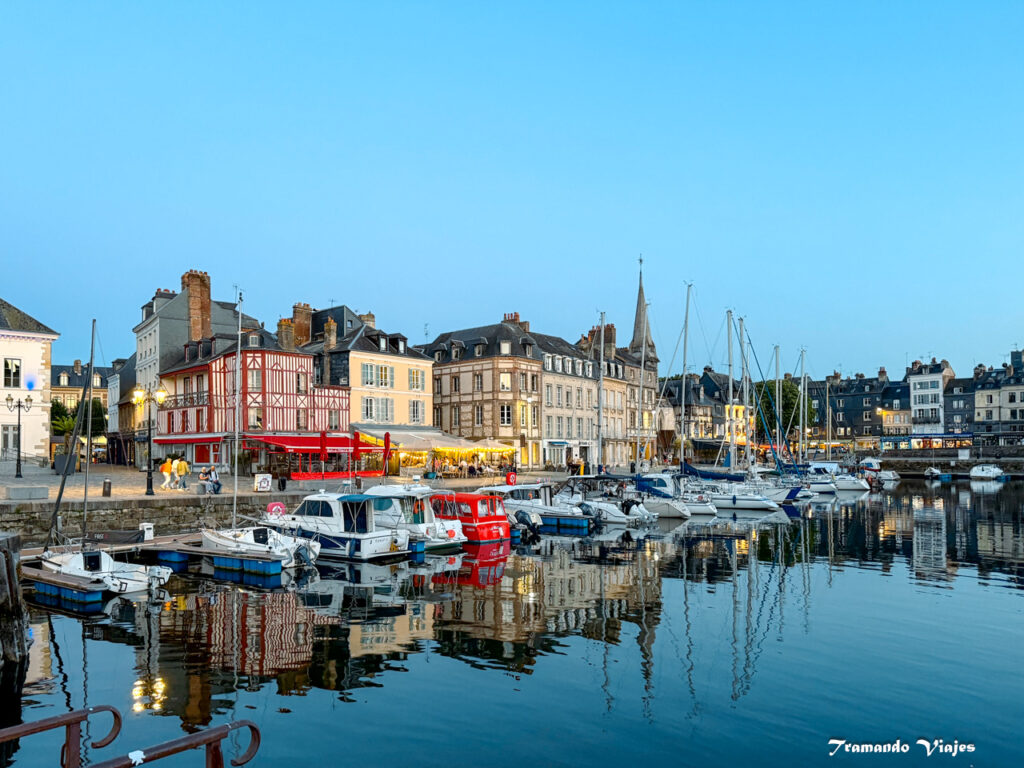Casas estrechas del Quai Sainte-Catherine reflejadas en el Vieux Bassin