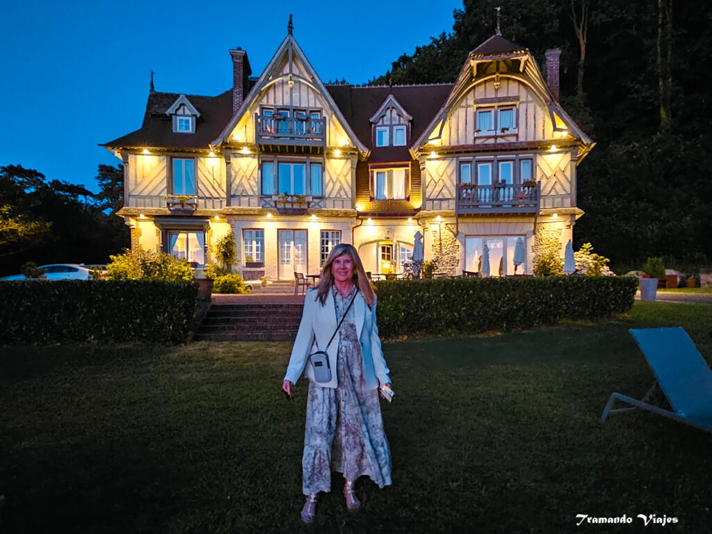 Manoir des Impressionnistes rodeado de jardines en Honfleur