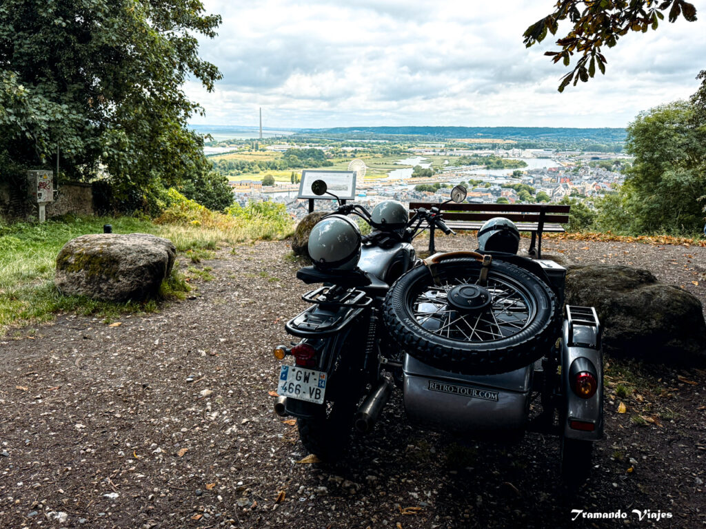 Vista panorámica de Honfleur y el estuario del Sena desde Mont-Joli