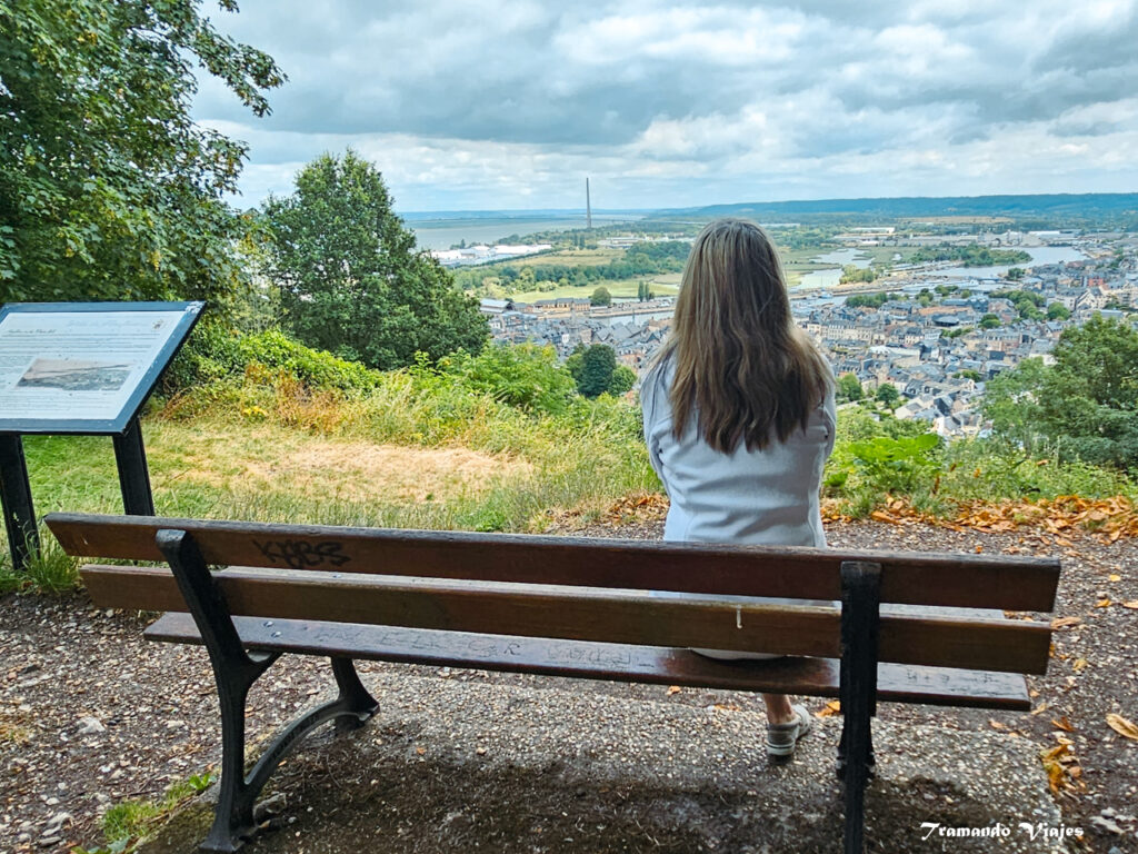 Vista panorámica de Honfleur y el estuario del Sena desde Mont-Joli