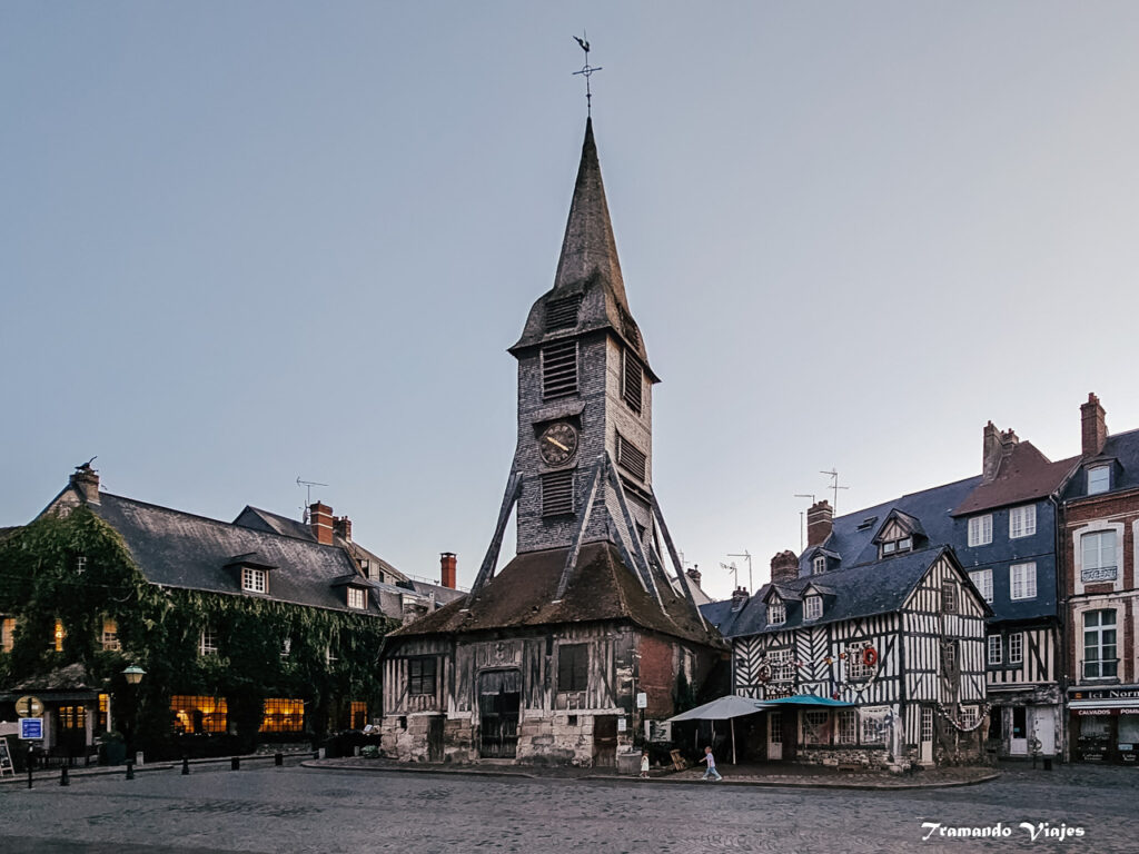 Campanario separado de la iglesia Sainte-Catherine en Honfleur