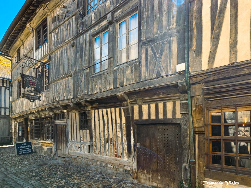 Casa con entramado de madera y pisos en voladizo en Honfleur