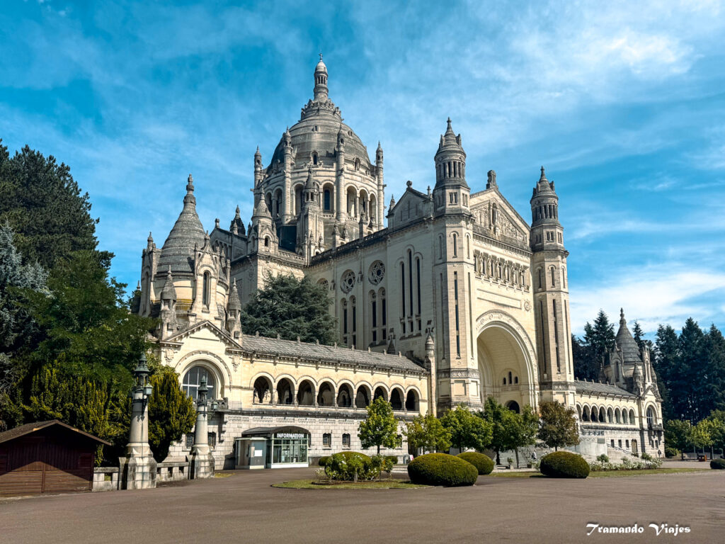 Basílica de Sainte-Thérèse de Lisieux en Normandía