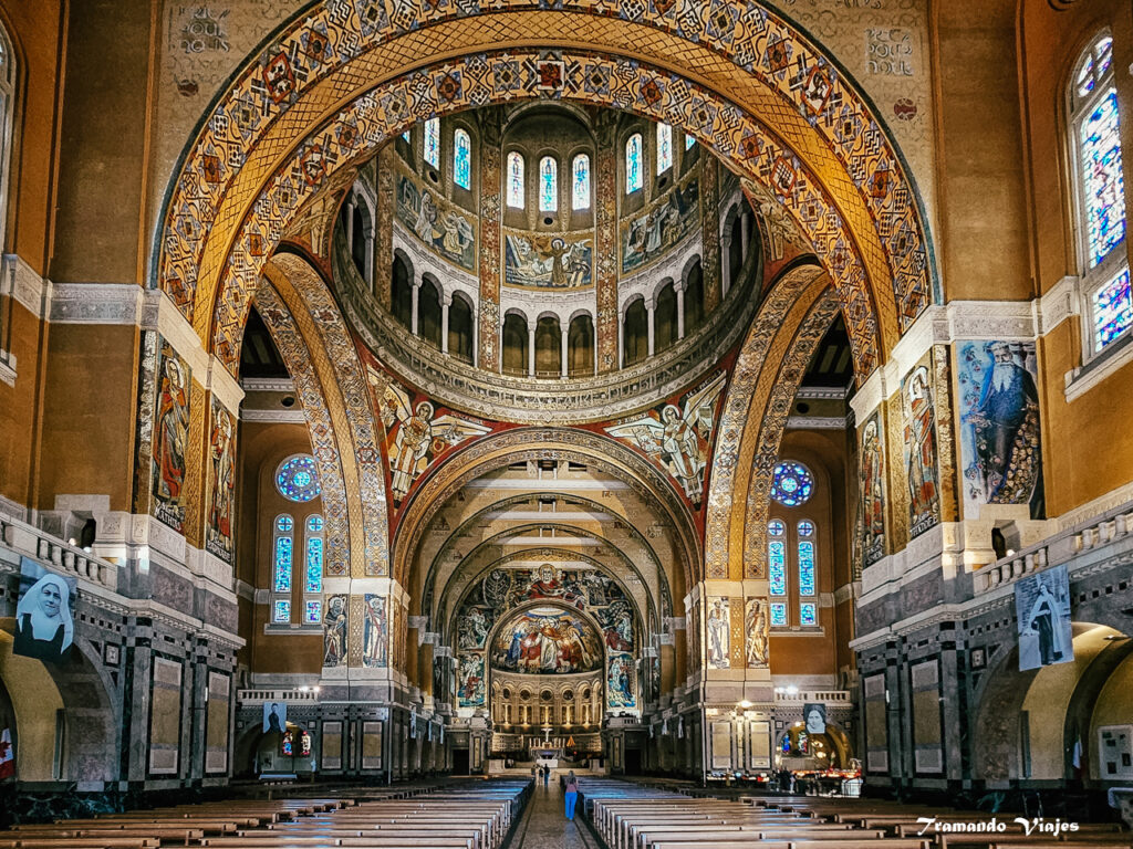 Basílica de Sainte-Thérèse de Lisieux en Normandía