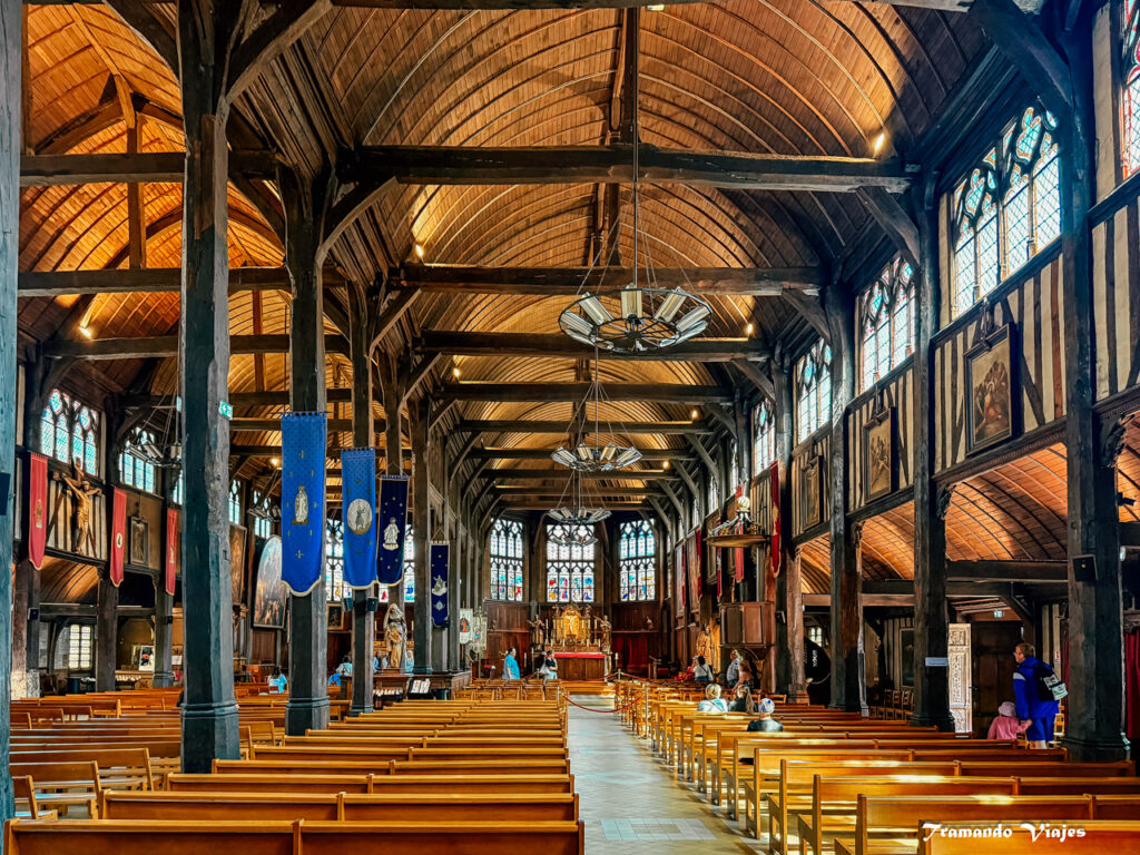 Interior de madera de la iglesia Sainte-Catherine de Honfleur