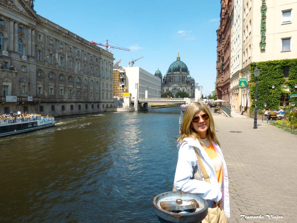 Río Spree en el centro histórico de Berlín