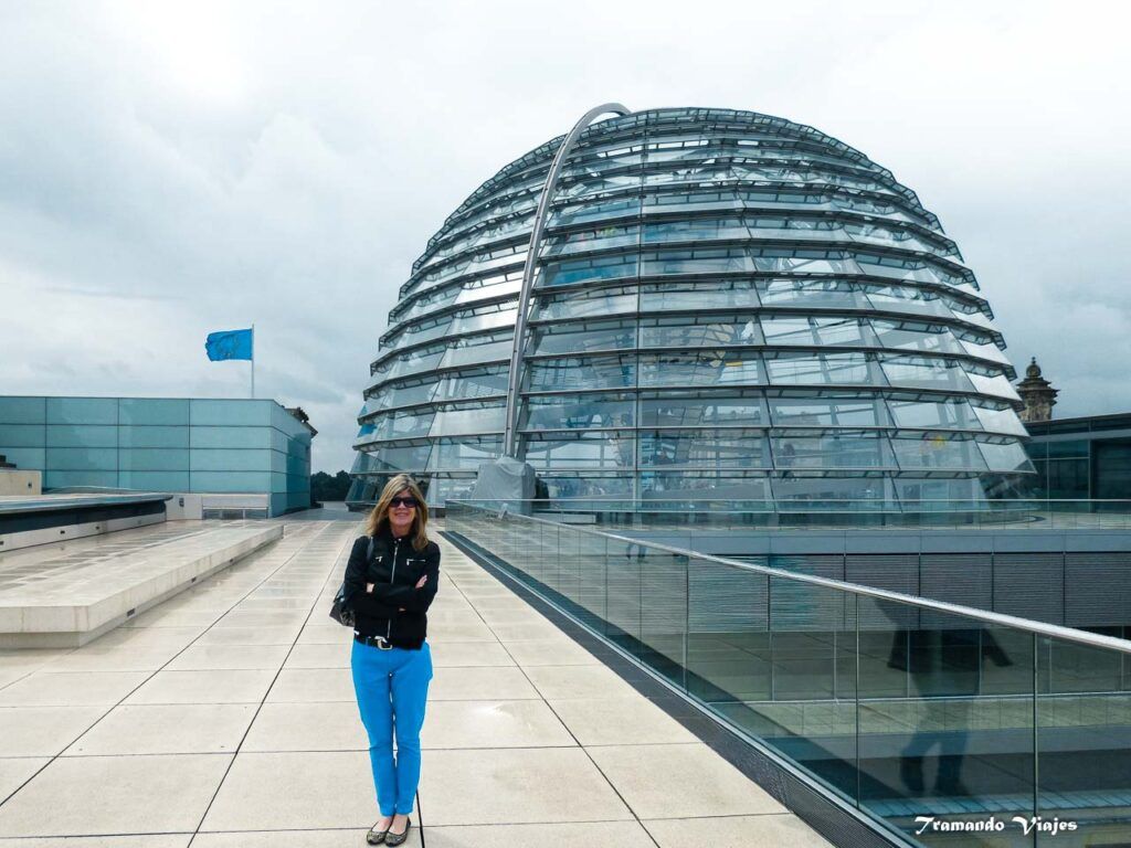 Cúpula de crista en el edificio del Reichstag en Berlín