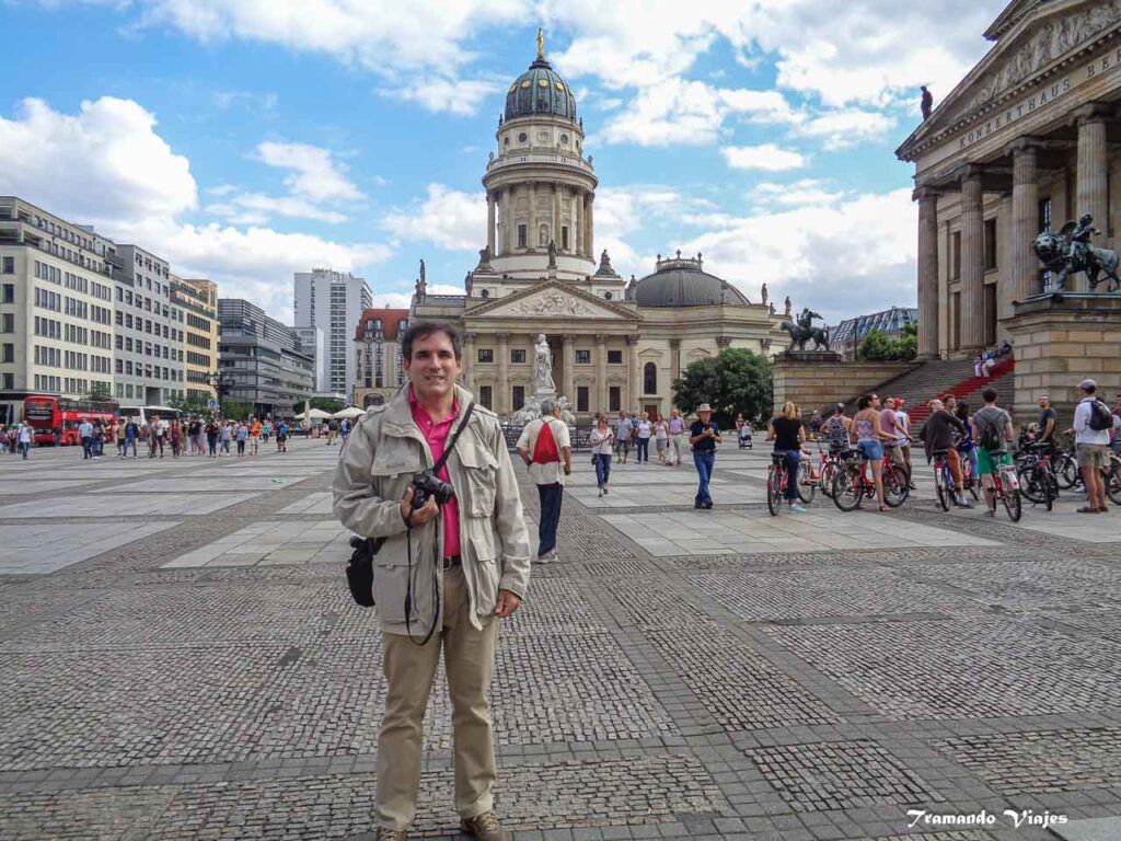 Gendarmenmarkt con sus iglesias gemelas en Berlín