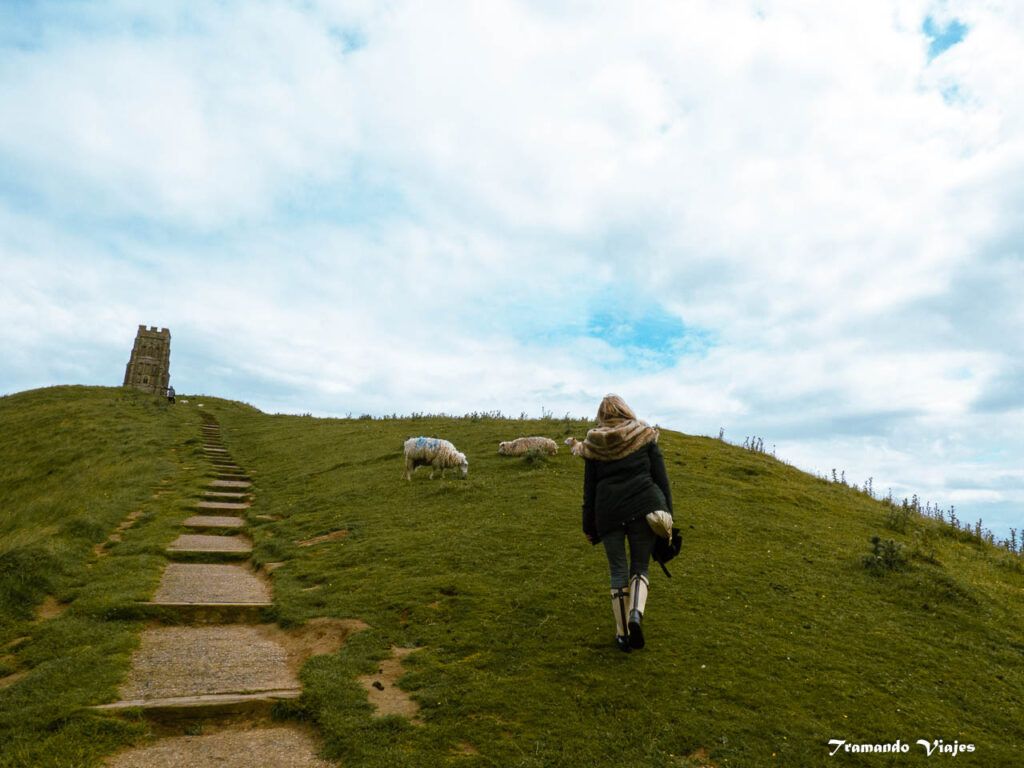 Sendero hacia la cima de Glastonbury Tor
