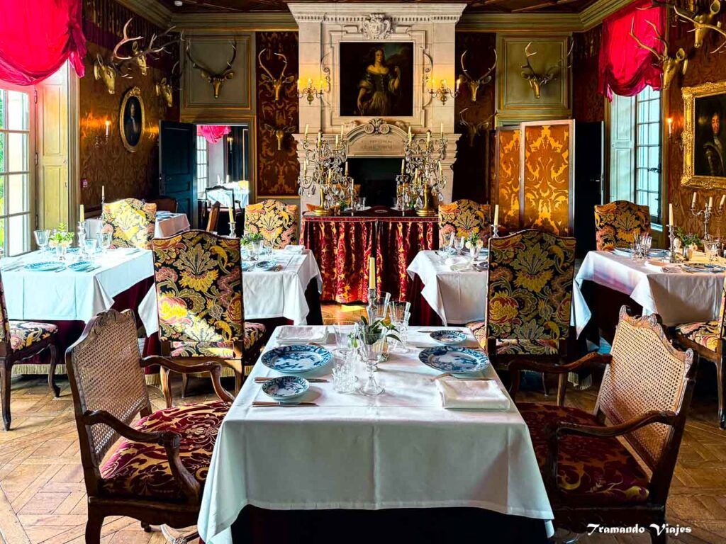 Interior del restaurante L’Amphitryon con mesas preparadas y decoración histórica