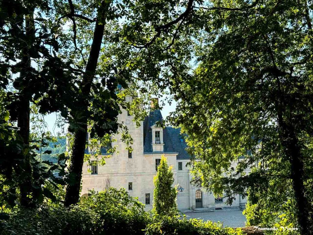 Vista del Château Louise de La Vallière rodeado de árboles y jardines