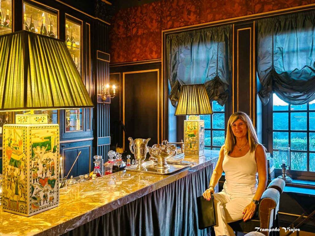 Interior de Le Saint-Évremond, bar de champagne del Château Louise de La Vallière