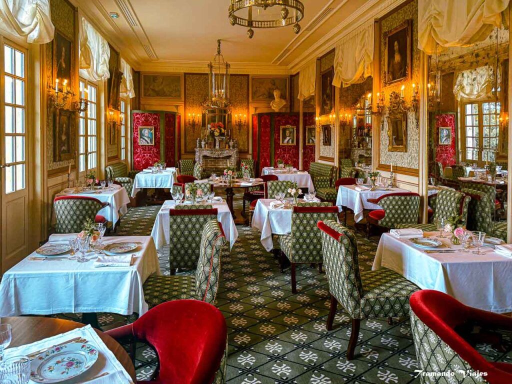 Salón del restaurante Le Pavillon Sévigné con grandes ventanales y mesas preparadas