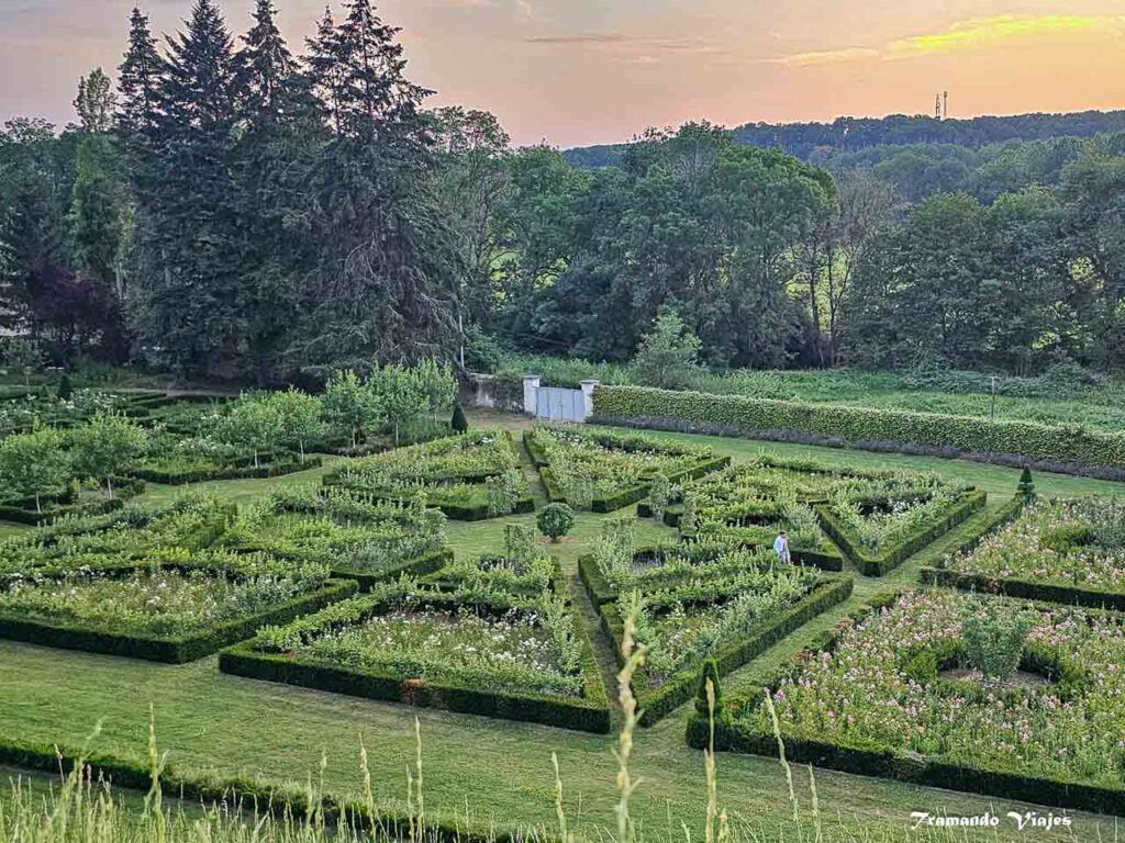Jardines geométricos y paisaje de la propiedad